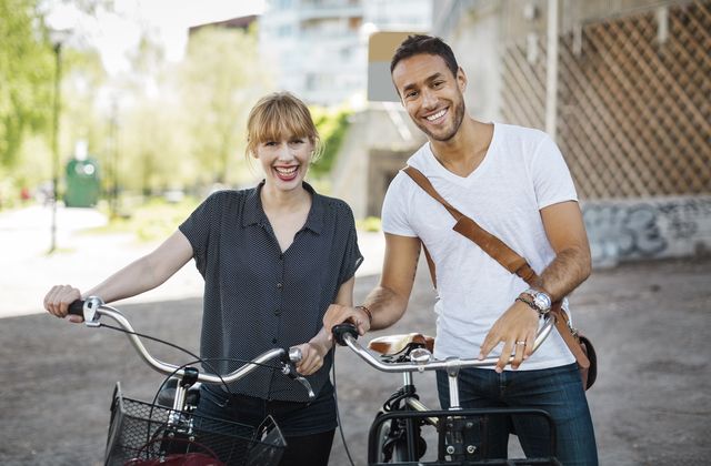 Mann und Frau mit Fahrrad