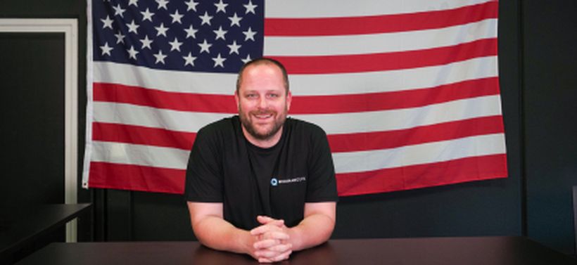 CEO of WebinarGeek Remco in front of American flag