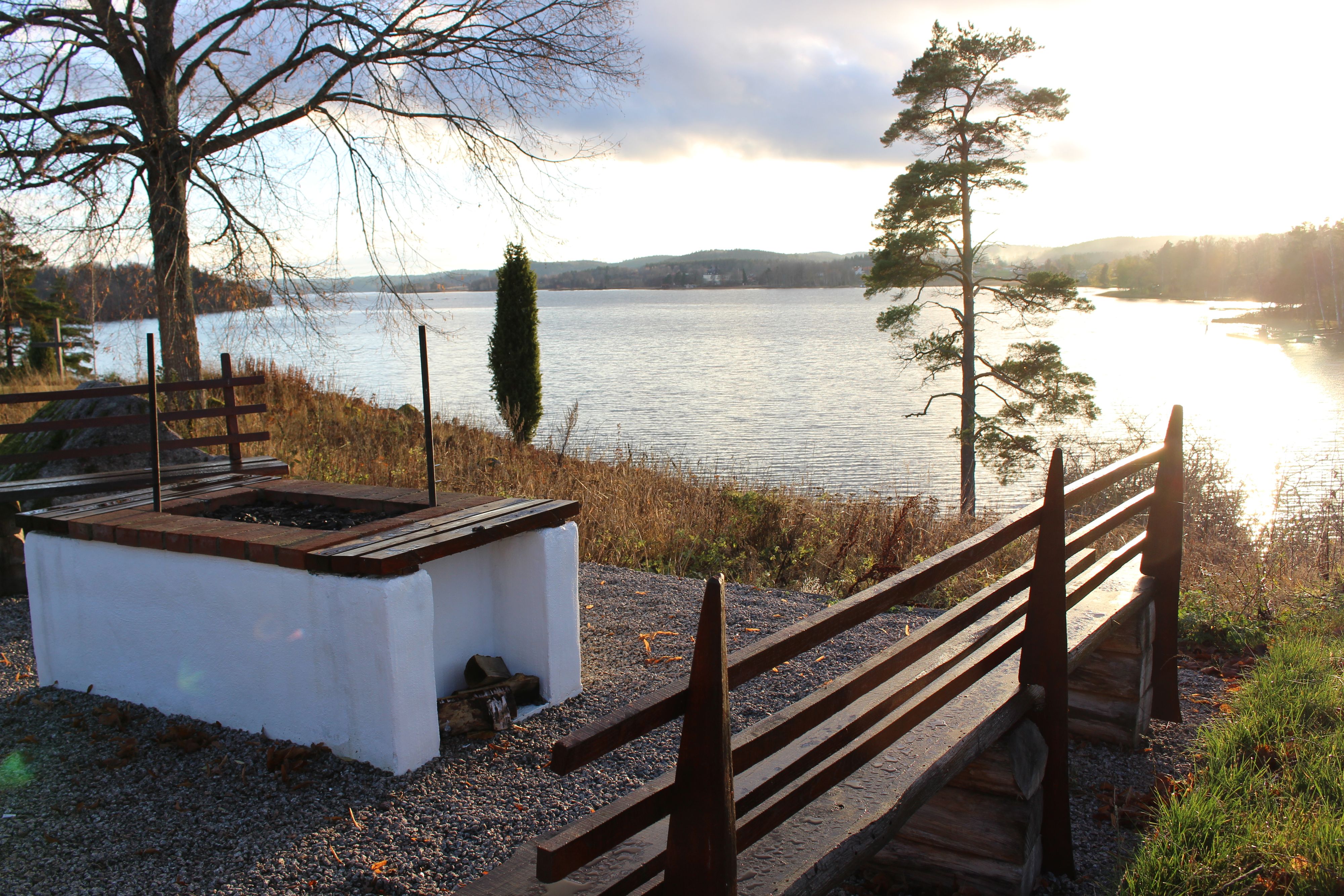 Grillplats vid sjön Åsunden i solnedgång