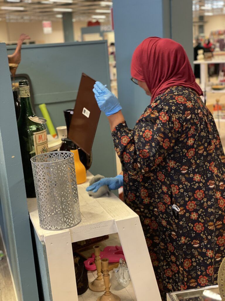 kvinna som städar i butik