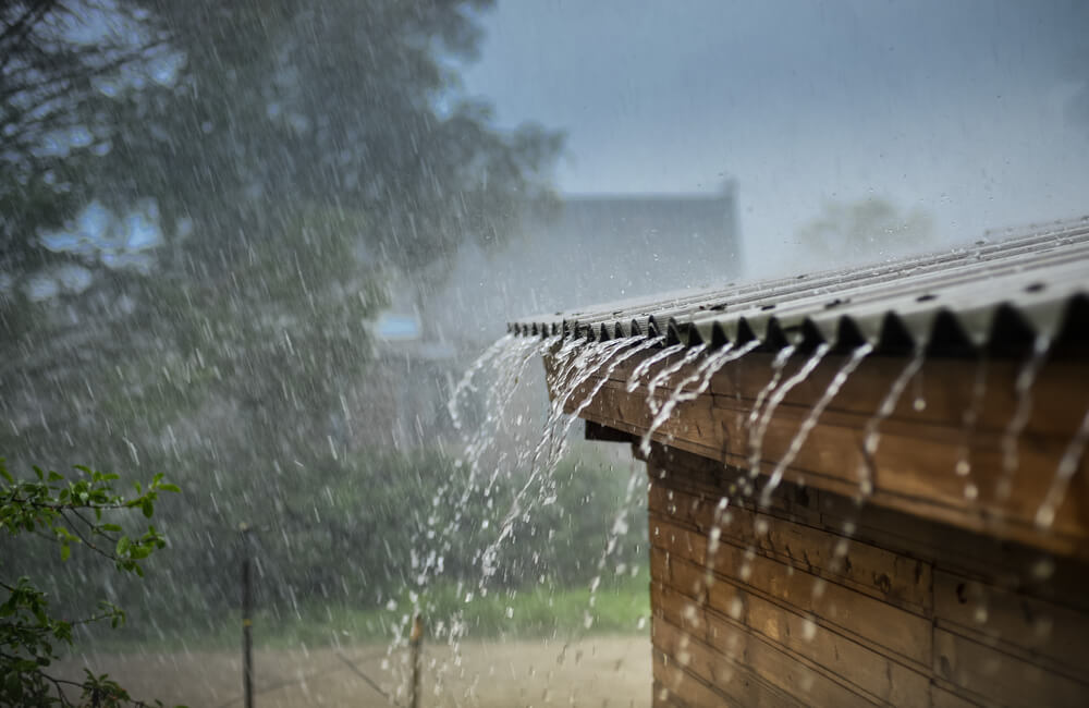 Déšť stéká po střeše domu