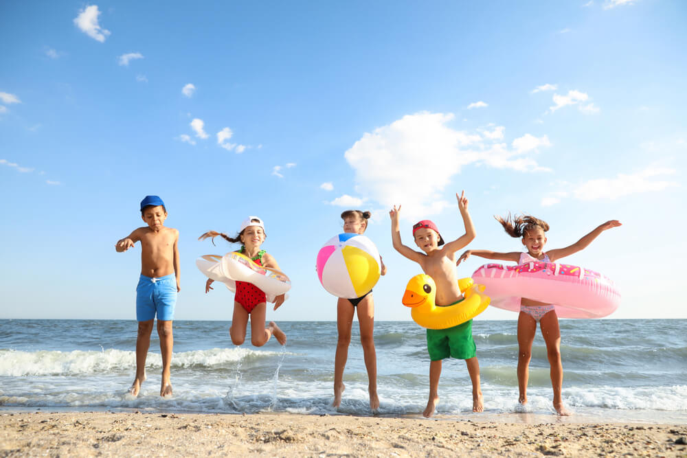 Skupina dětí na pláži