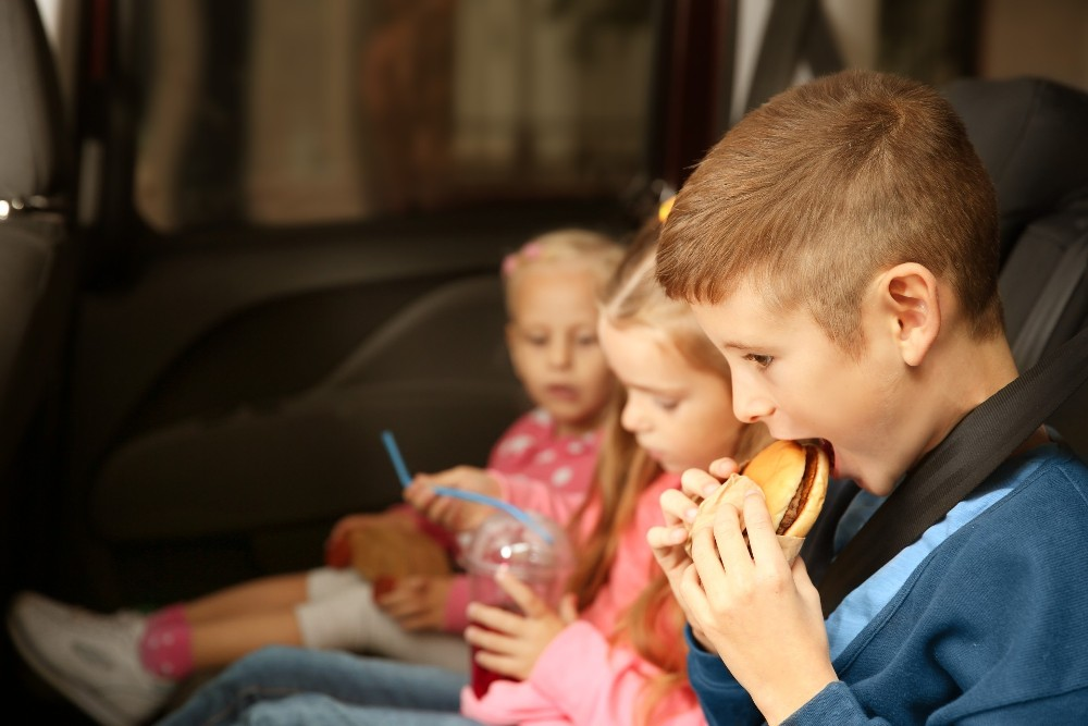 deti s jedlom v aute