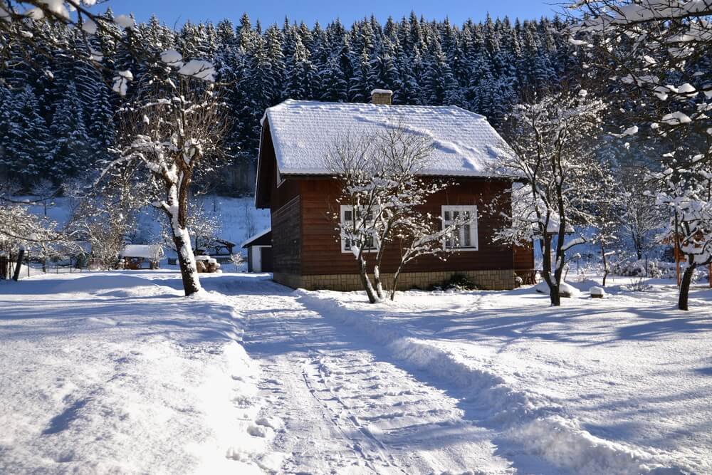 Zasněžená chata v zimě