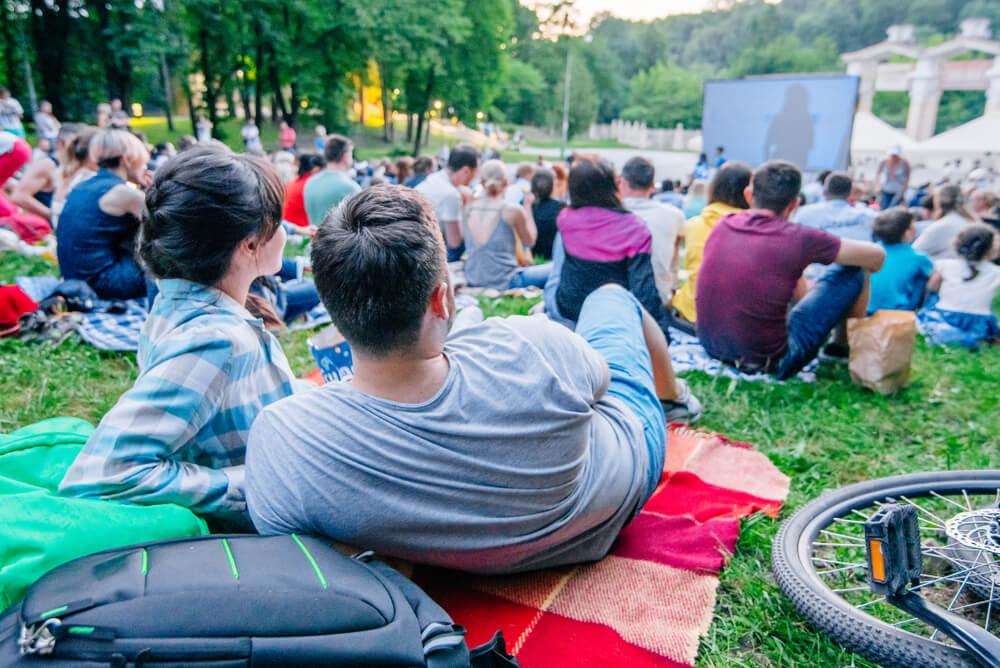 Lidé v letním kině v parku