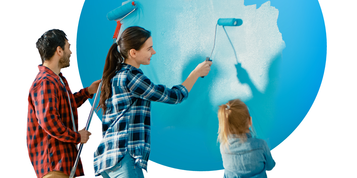 ČSOB Půjčka na bydlení - rodina maluje stěnu na modro
