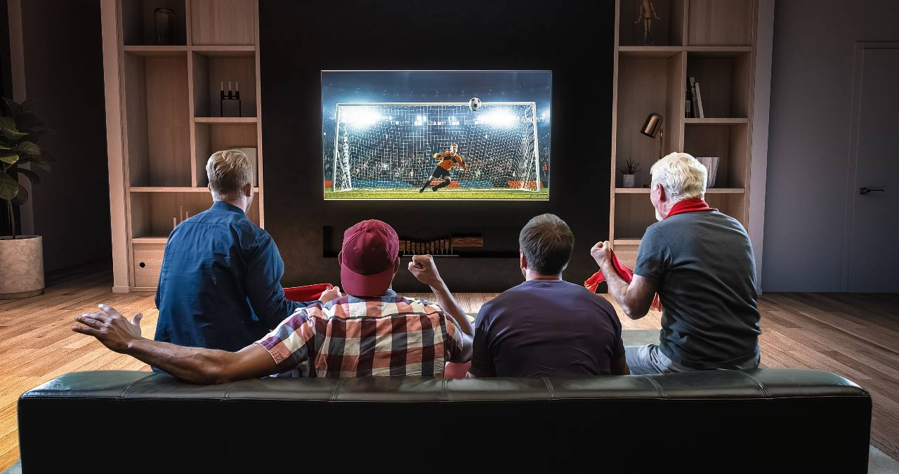 Kde sledovat sportovní přenosy - Partička sleduje fotbal v televizi