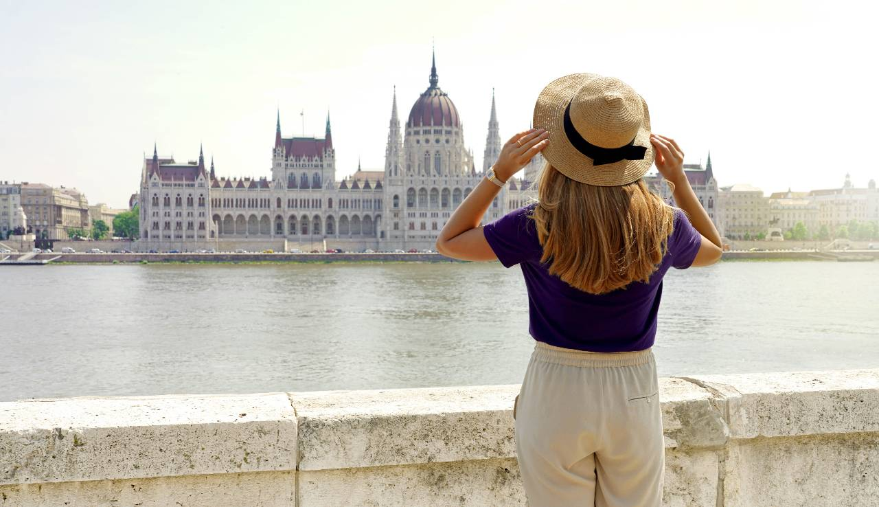 Turistka si prohlíží maďarský parlament