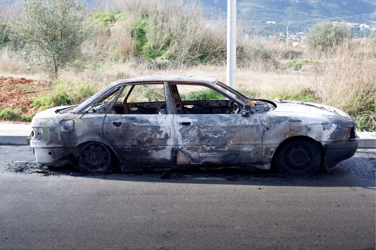Zhorené staré auto