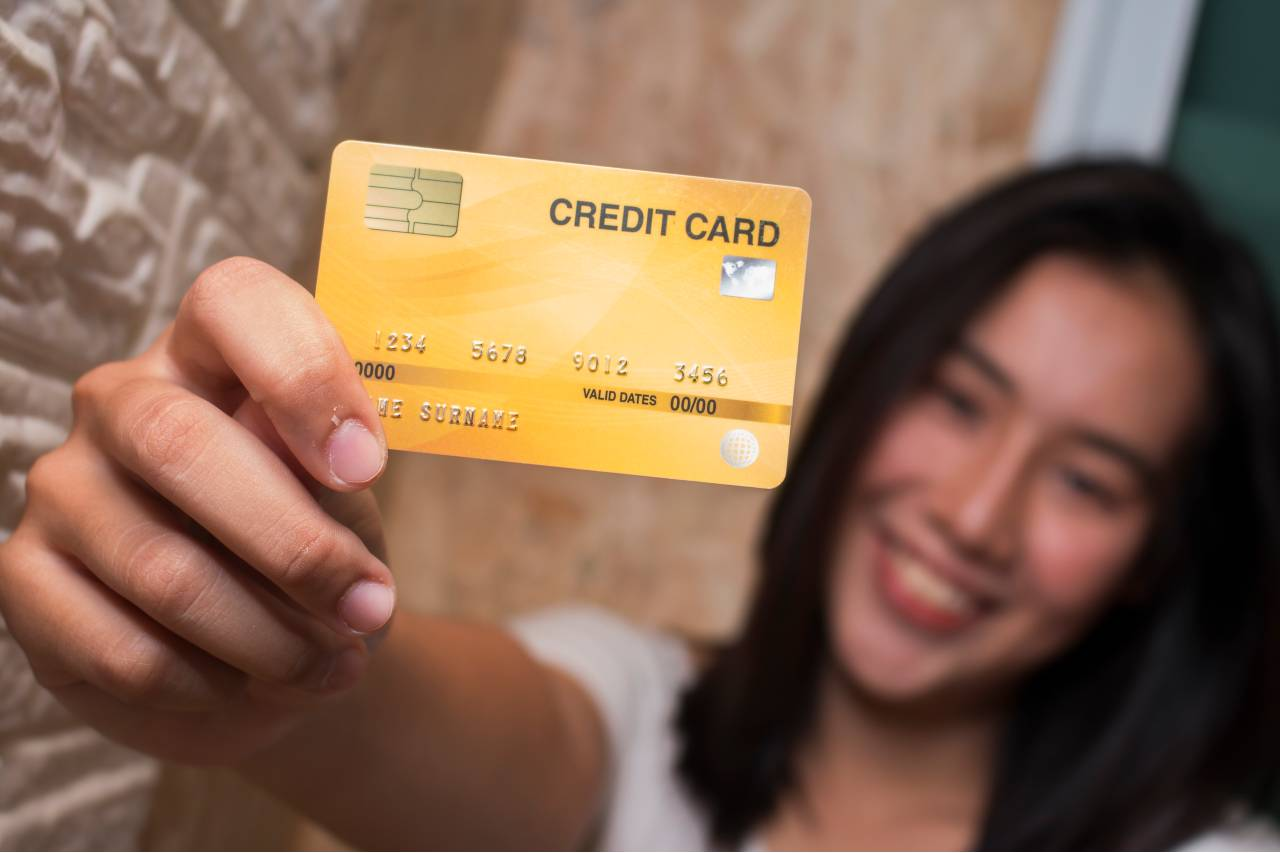Žena ukazuje kreditní kartu