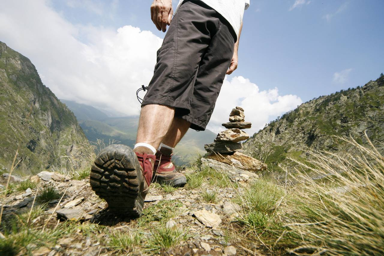 Tipy na výlety do hor pro milovníky hor - Nohy muže pochodující po horách