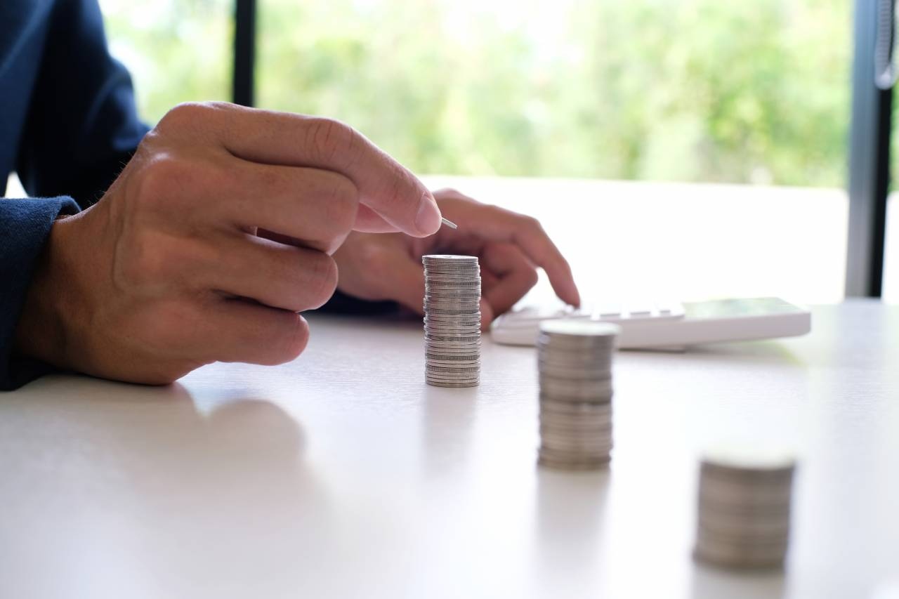 Počítání peněz - hromádky mincí