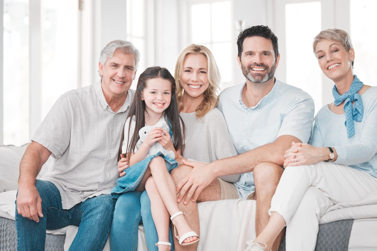 Půjčky v rodině - rodiče, prarodiče a holčička na gauči