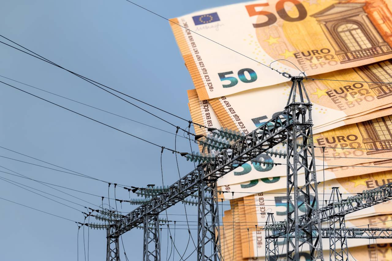 Energetická krize sužuje Evropu - Dráty vysokého napětí a v pozadí bankovky eura