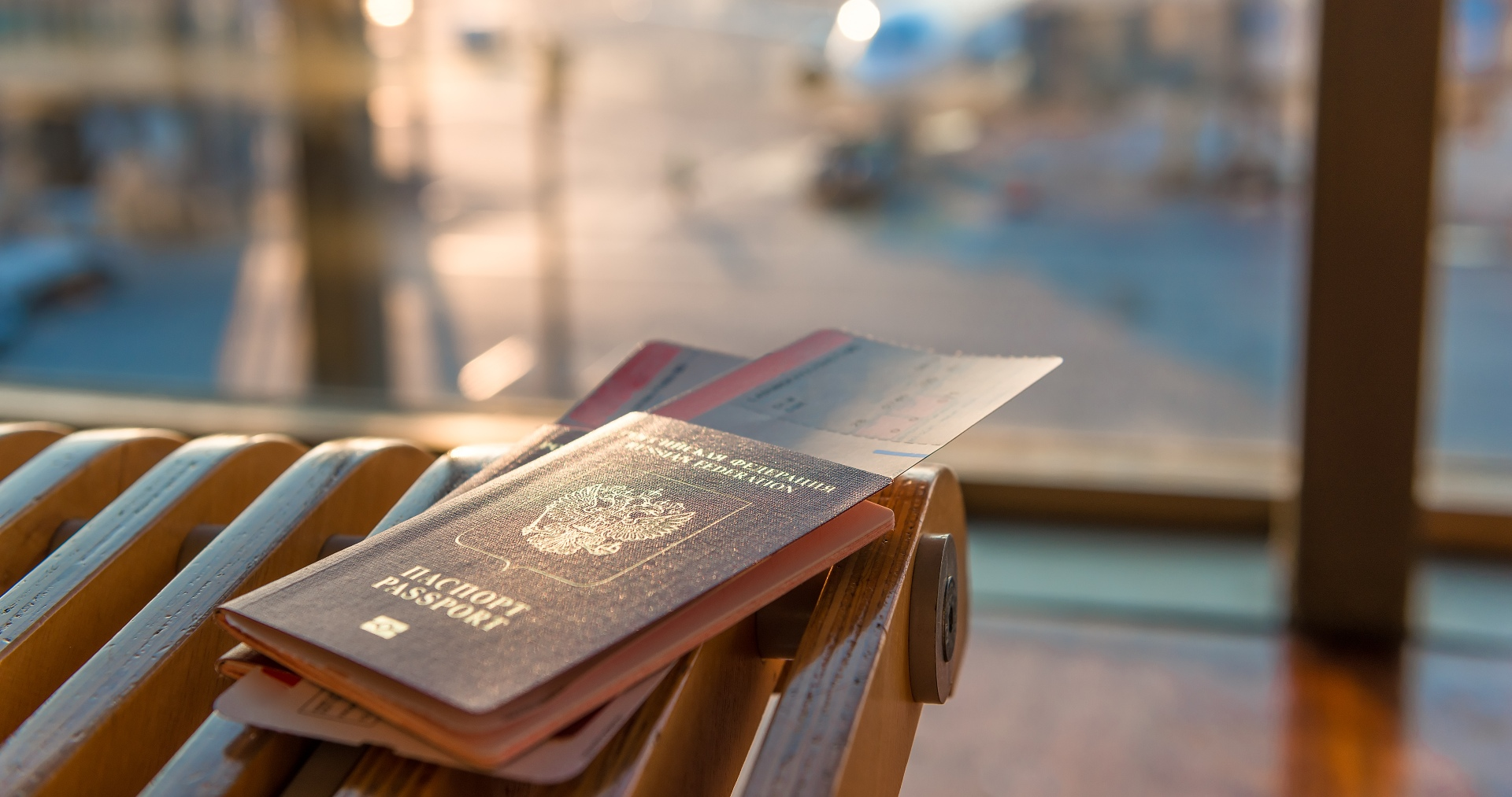 letenka a cestovný pas