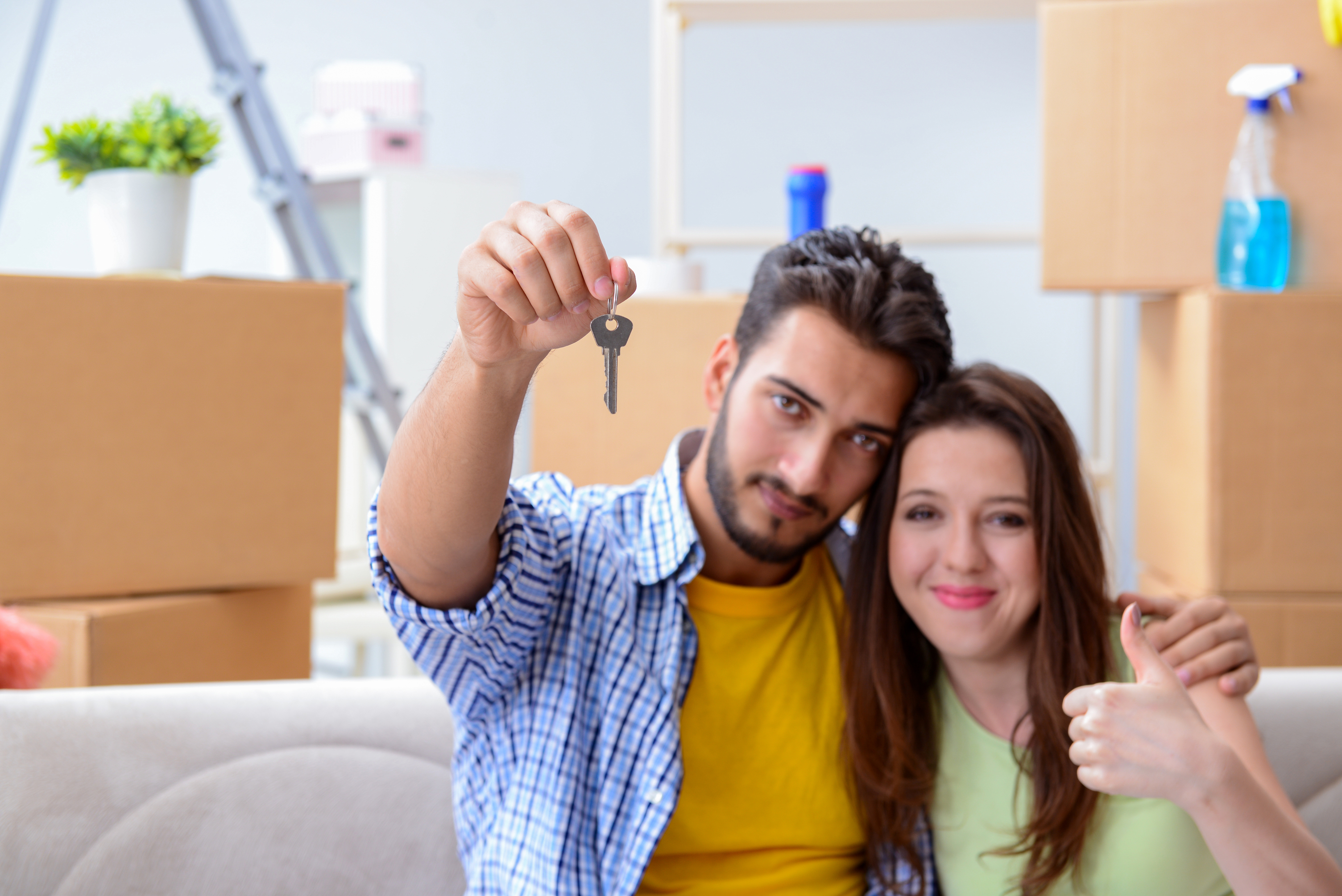 Muž a žena drží klíč od nového bytu