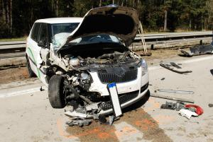 Zničené auto po nehodě na dálnici