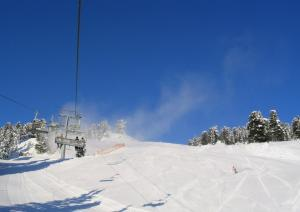 Zasněžená hora na lyžování