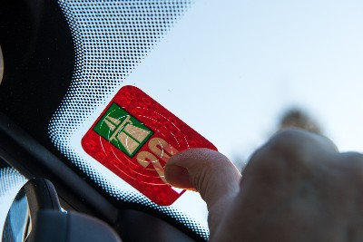 diaľničná známka nalepená na prednom skle auta