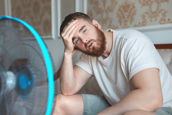  vyčerpaný muž pred ventilátorom