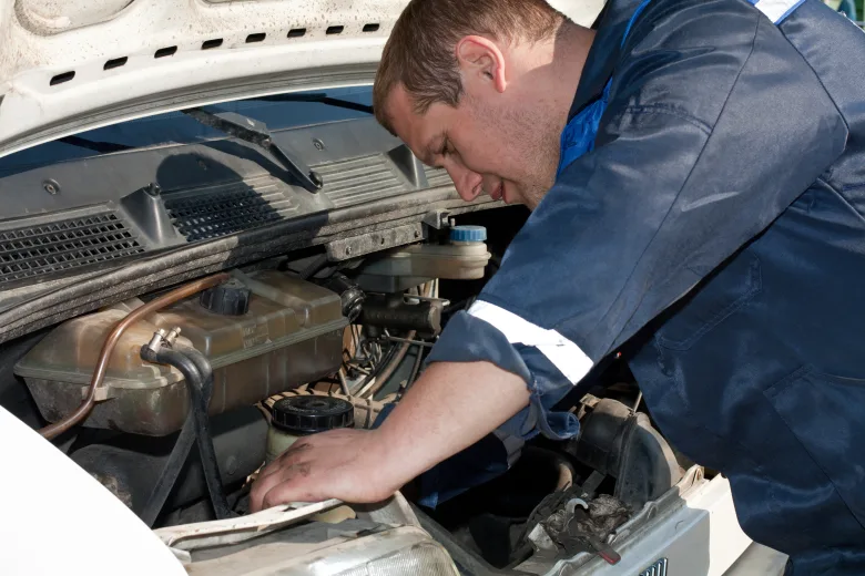 automechanik opravuje auto 