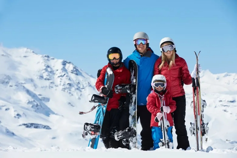 Štvorčlenná rodiny na lyžiach
