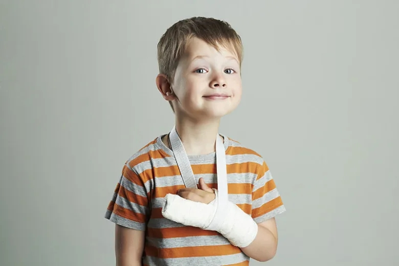 Chlapček so zlomenou rukou