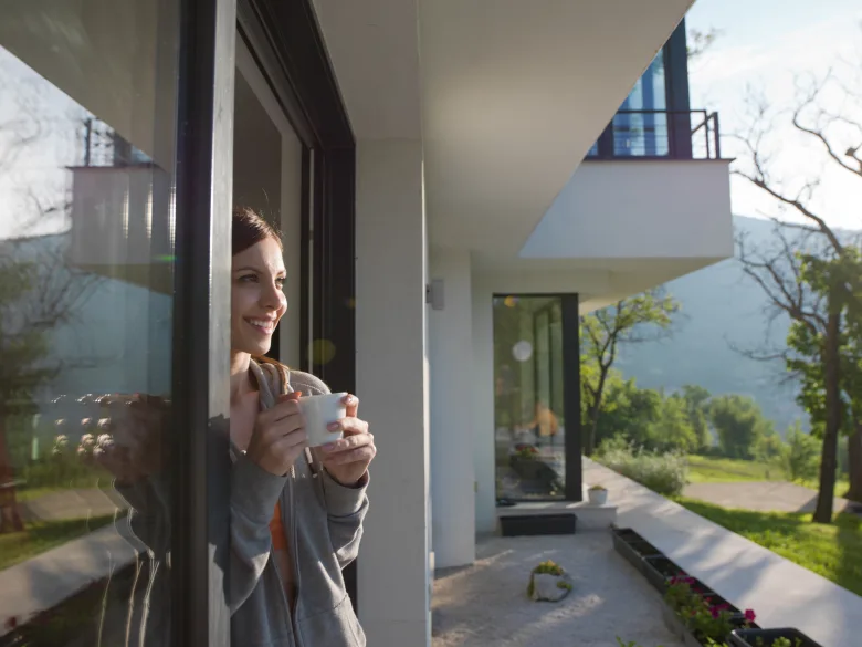 Žena na terase s kávou