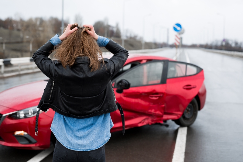Žena u rozbitého auta
