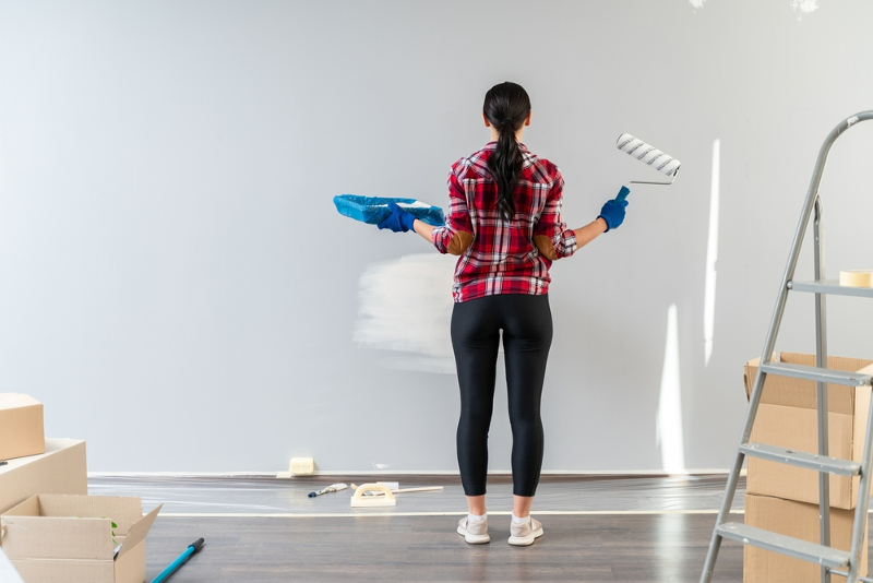Žena maluje po rekonstrukci bytu