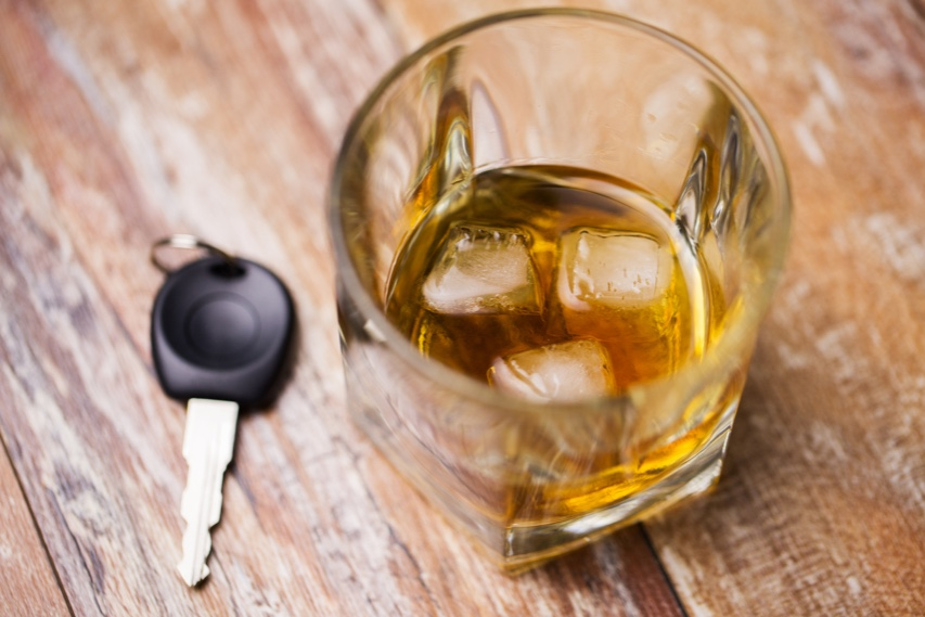 pohár whisky a kľúče od auta na stole