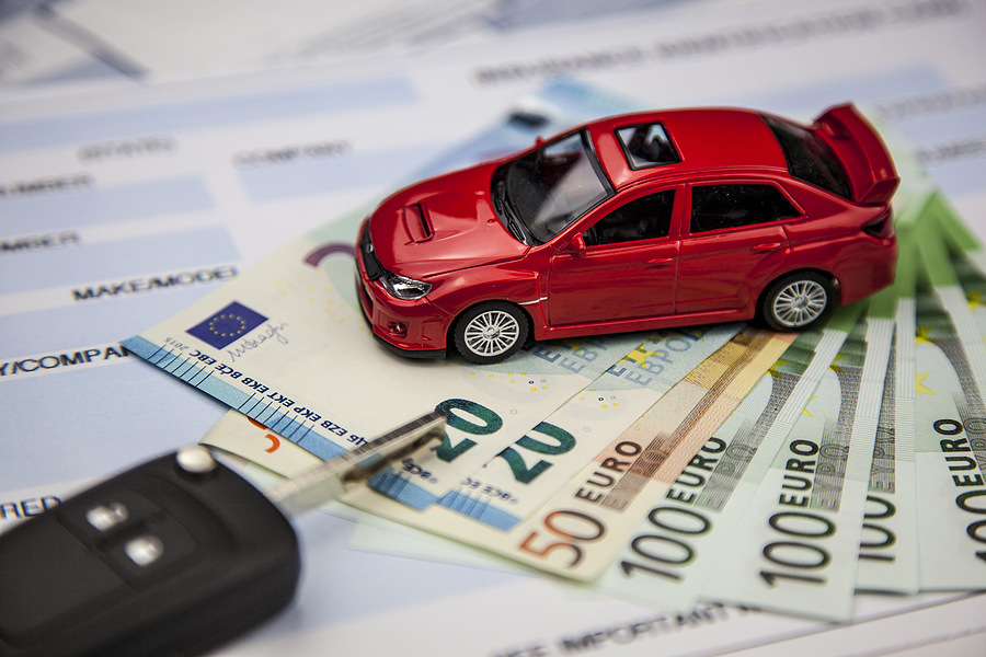 červené autíčko, kľúče od auta, euro bankovky