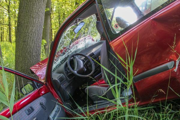 havarované auto do stromu
