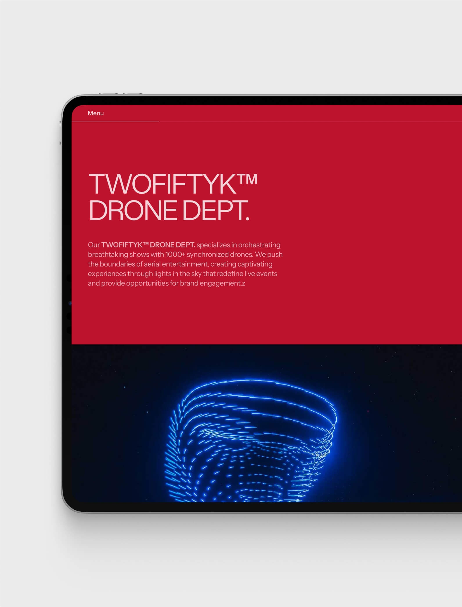 Departmentpagina van TWOFIFTYK Drone Dept. op tablet, met rode achtergrond en een droneshow