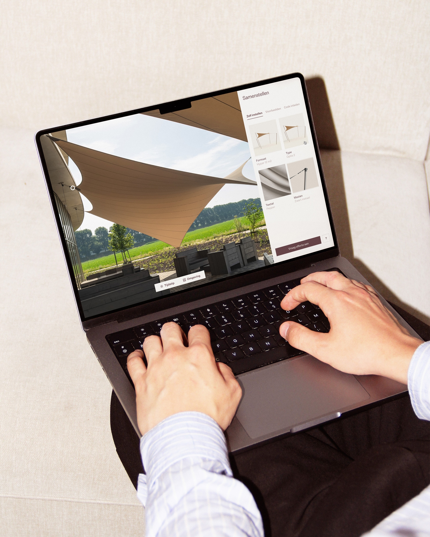 Persoon bekijkt de Mobuline website en schaduwdoekconfigurator op een laptop.