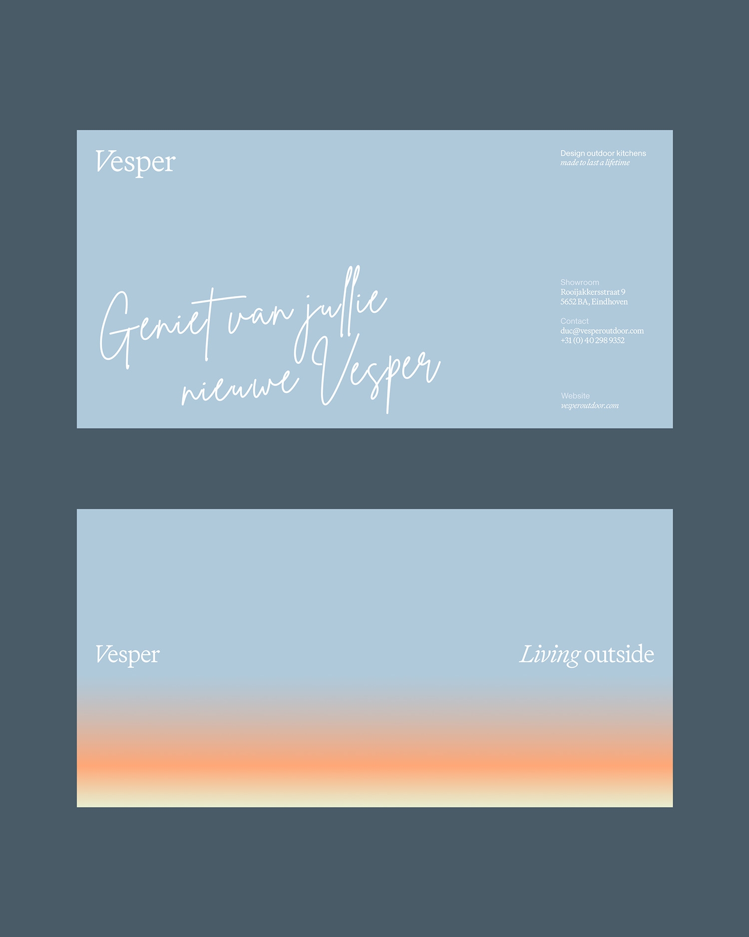 Twee blauwe rechthoeken met tekst voor Vesper, een ontwerpkantoor voor buitenkeukens. Bevat contactinformatie en slogan "Living outside".