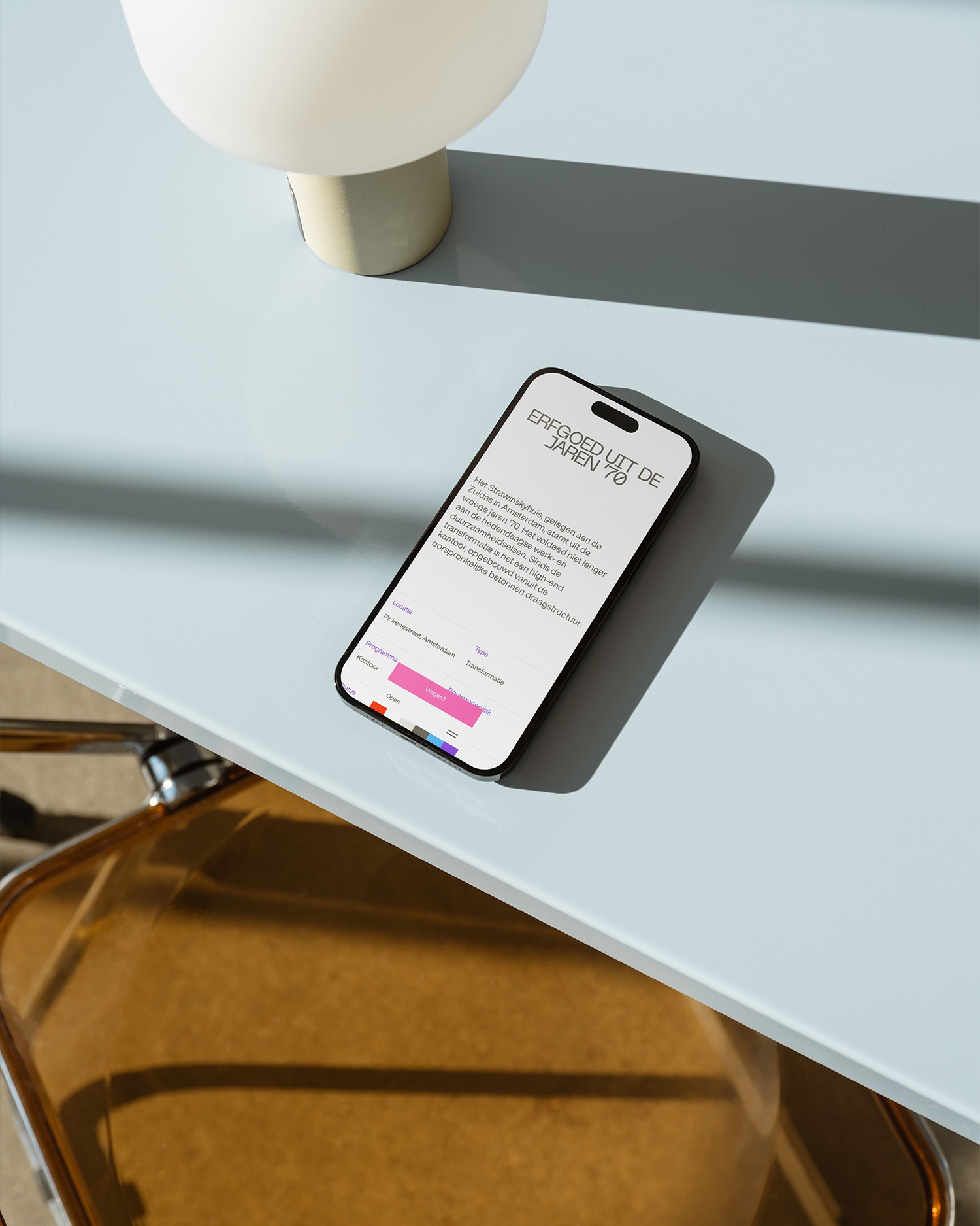 Smartphone met de vernieuwde website van ZZDP op een glazen tafel.
