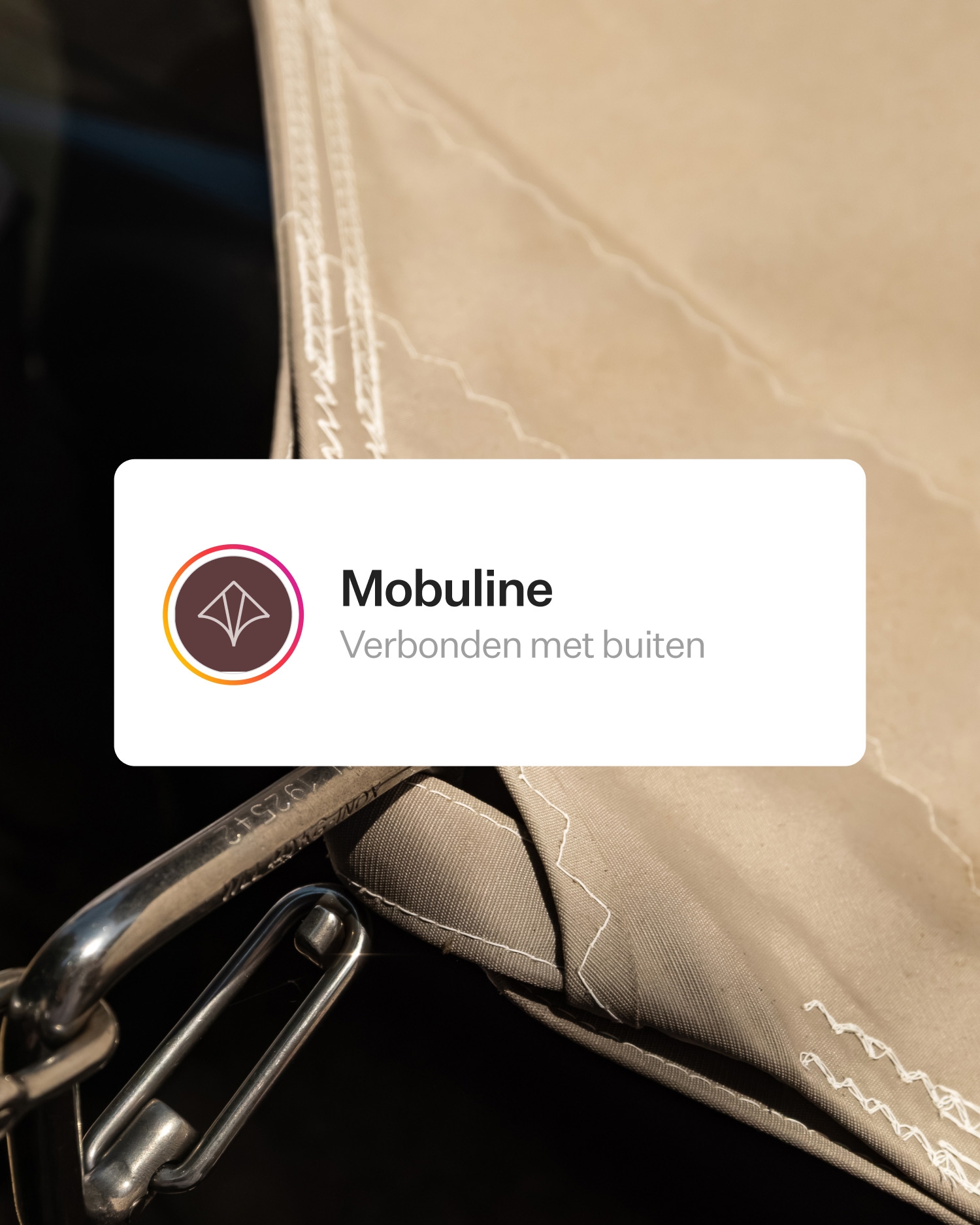 Detail van een Mobuline schaduwdoek met metalen bevestiging en digitale merkbadge.