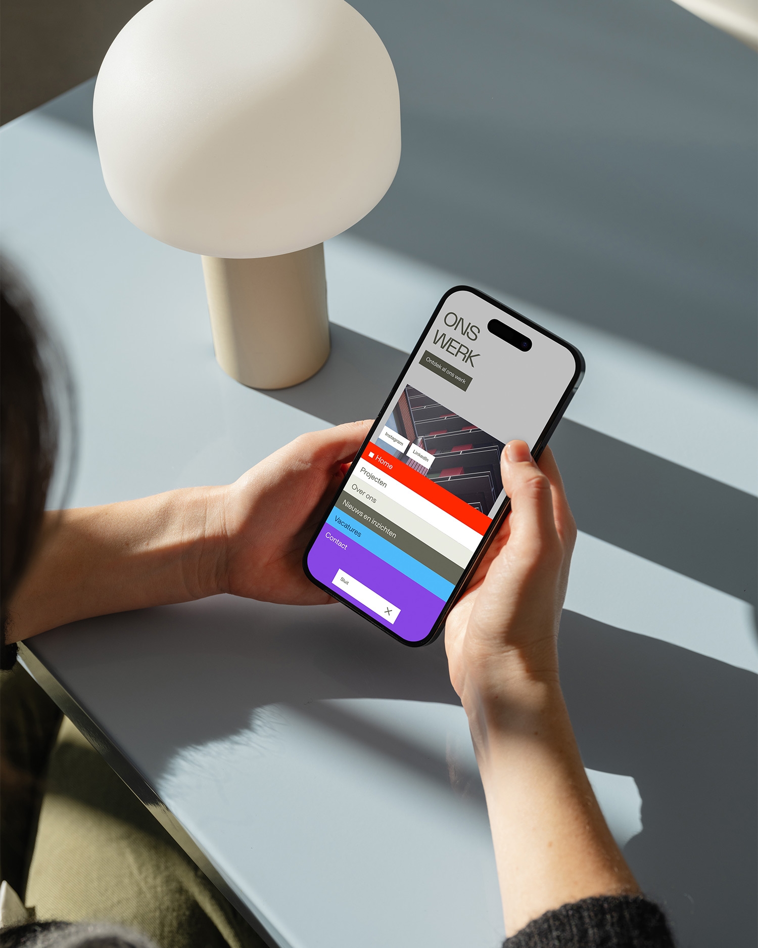 Persoon bekijkt de kleurrijke mobiele website van ZZDP op een smartphone.