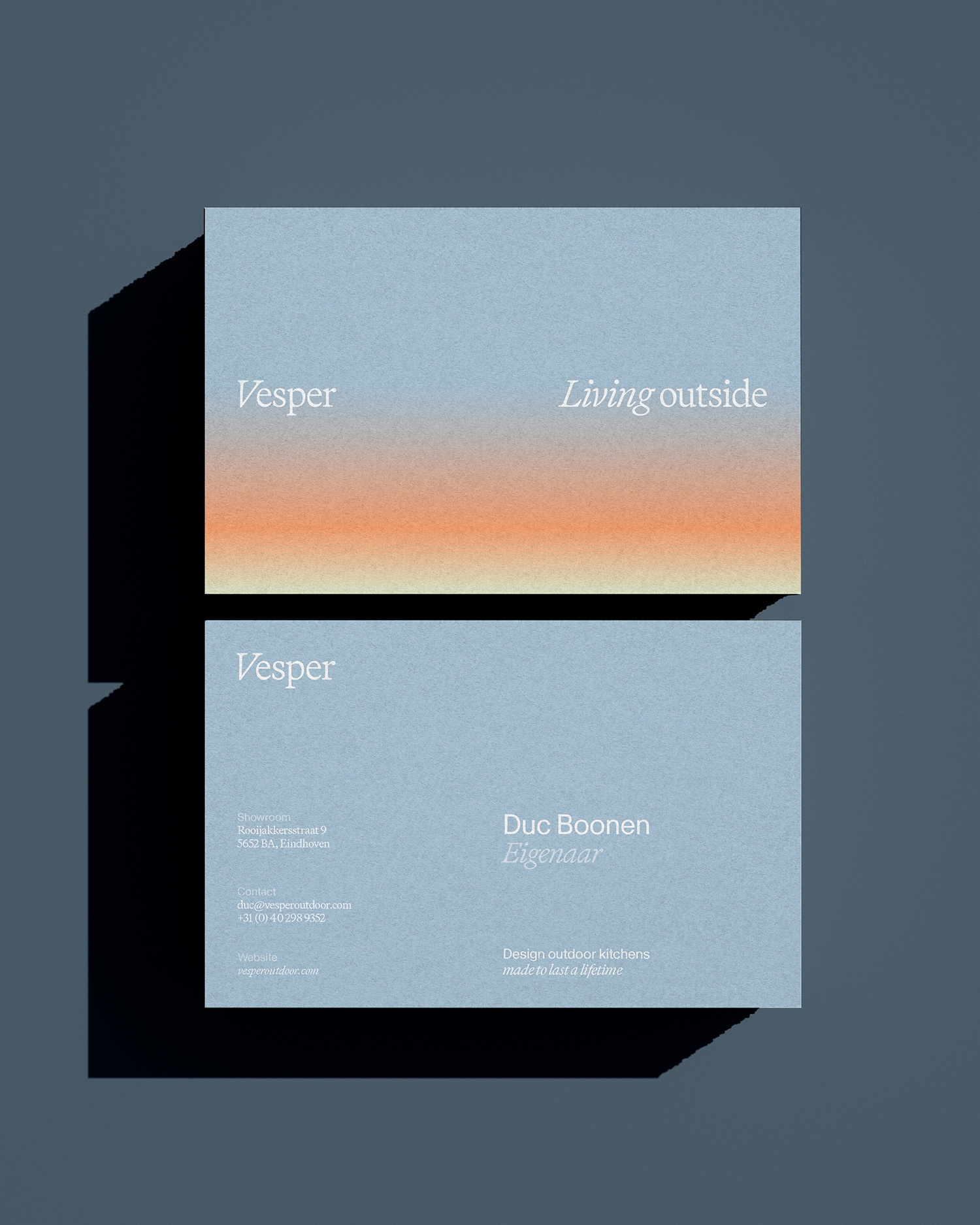 Twee visitekaartjes met het logo "Vesper" en contactgegevens, ontworpen met een elegante blauwe achtergrond en een subtiele kleurverloop.
