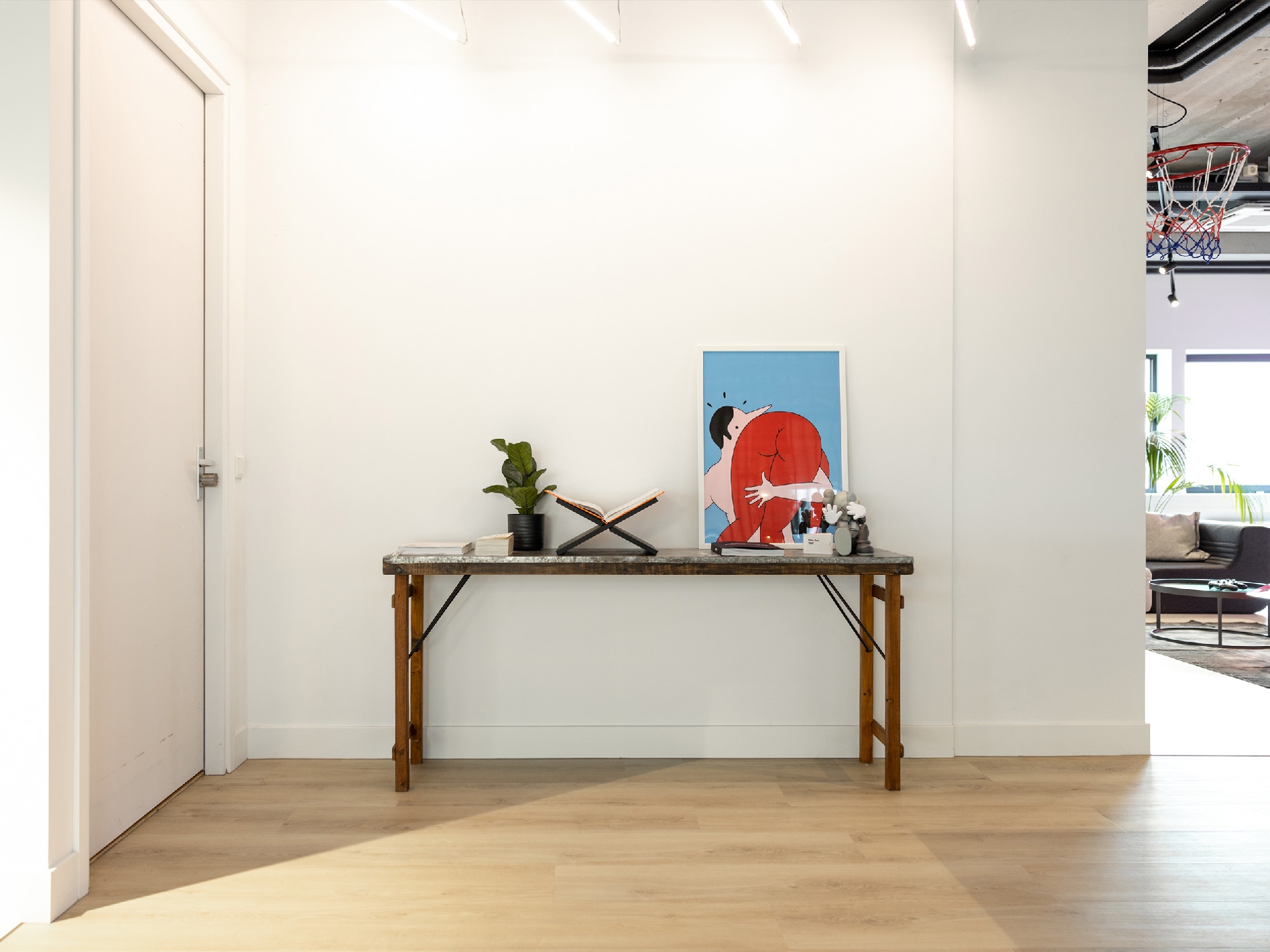 Reception area of Stuurmen Branding Agency with a stylish side table, artwork and minimalist interior.