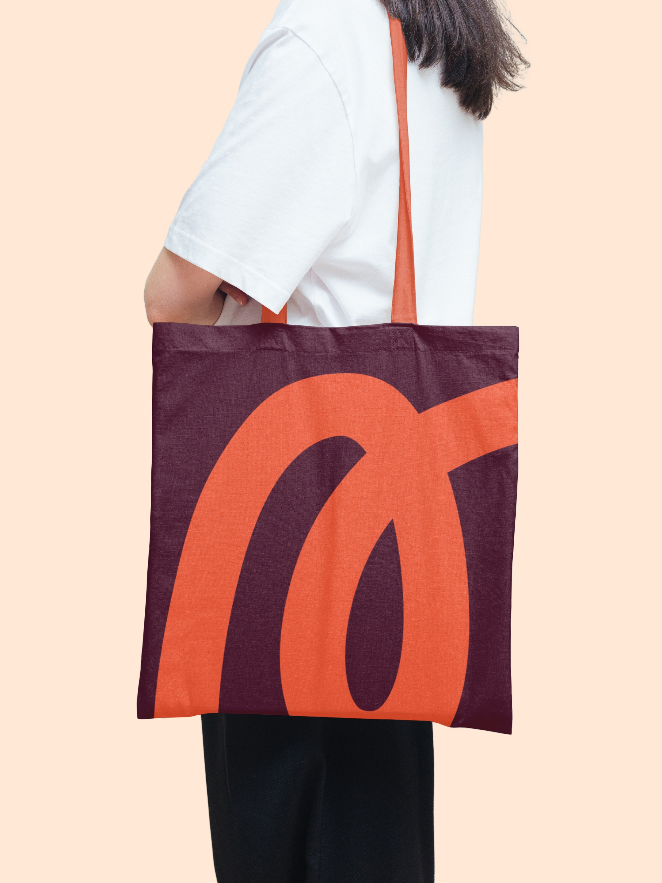 persoon met totebag van het apresi merk
