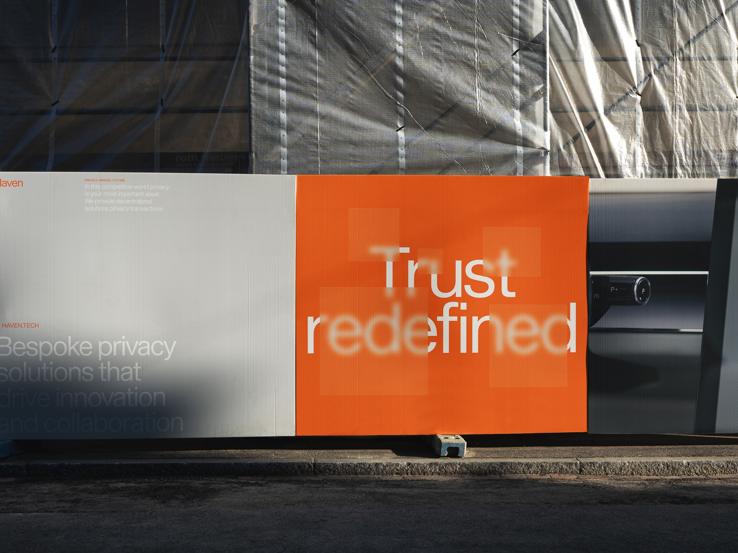 Bouwschutting in de Haven-huisstijl met de tekst ‘Trust redefined’