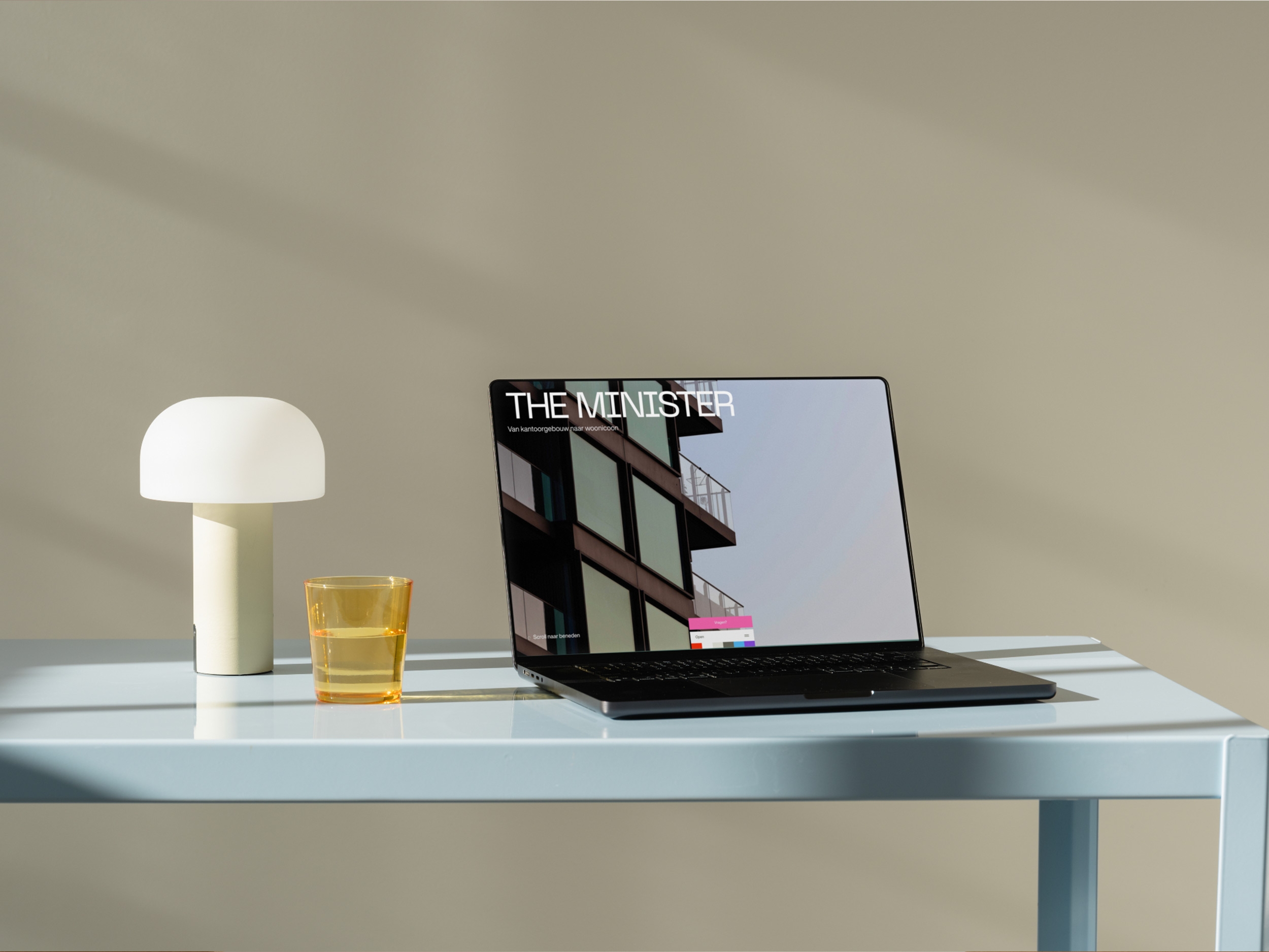 Laptop toont de vernieuwde website van ZZDP in een rustig interieur met tafellamp.