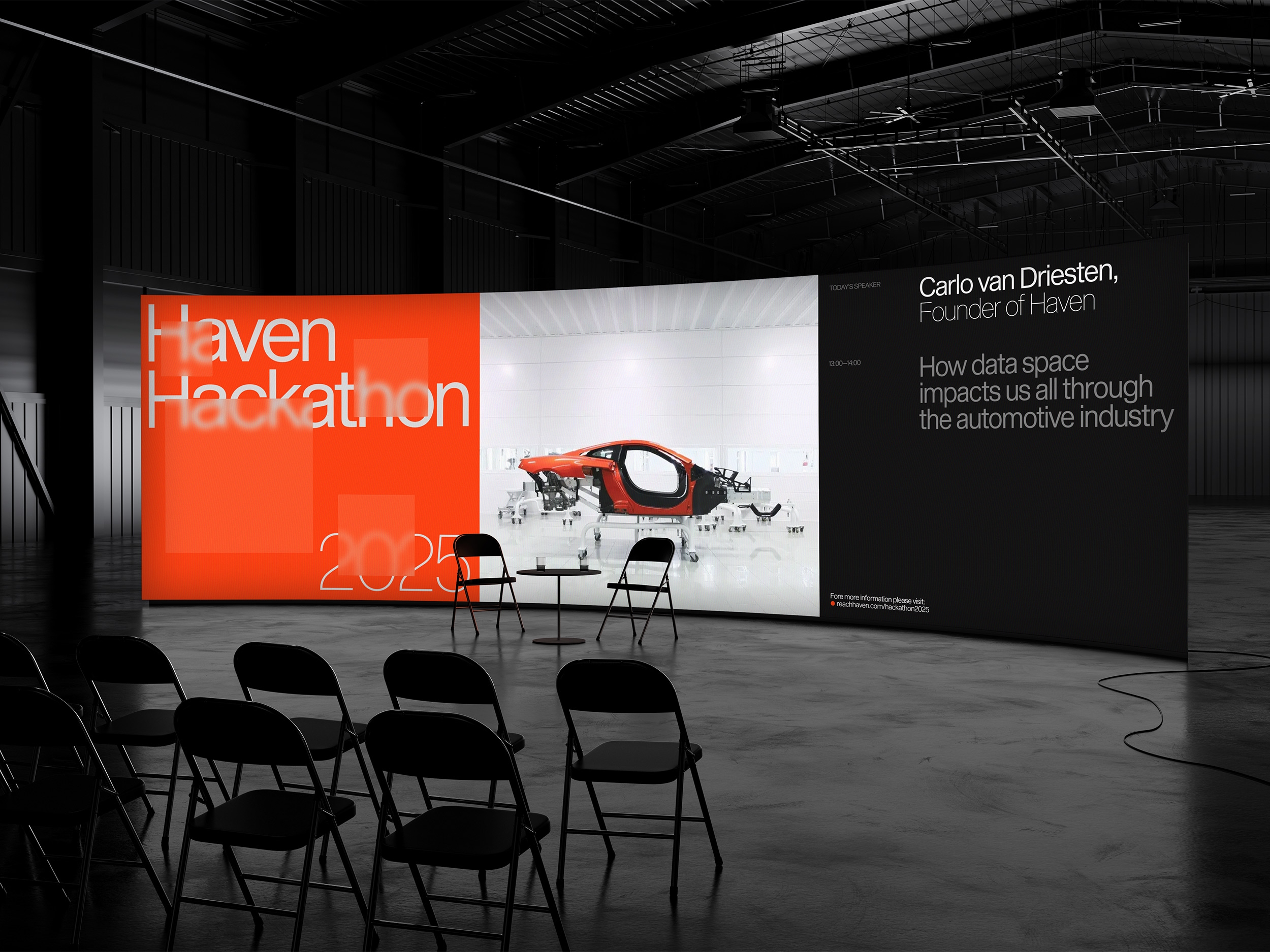 Presentatieruimte voor de Haven Hackathon met groot scherm en rijen stoelen