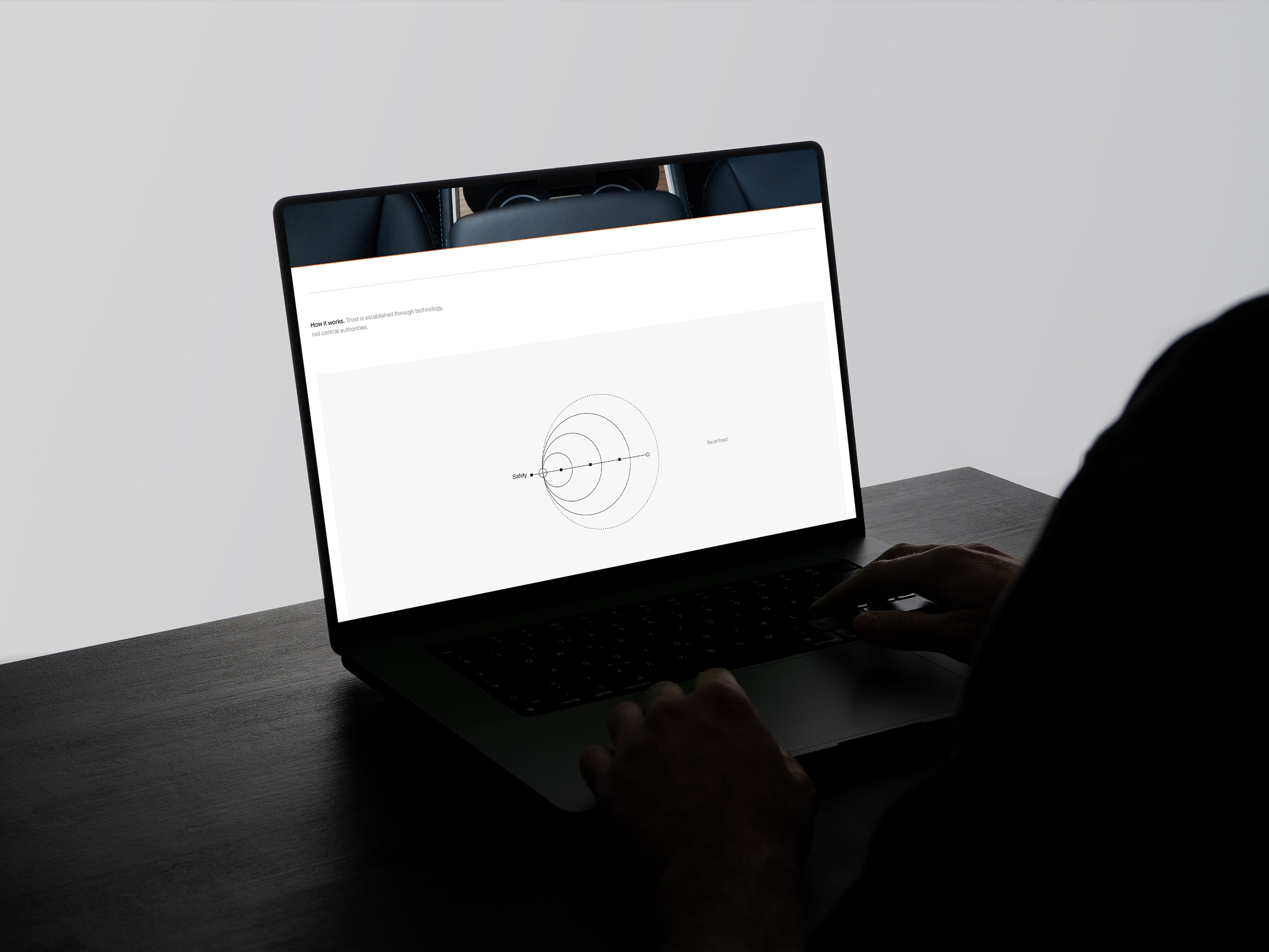 Persoon bekijkt het minimalistische Haven-platform op een laptop