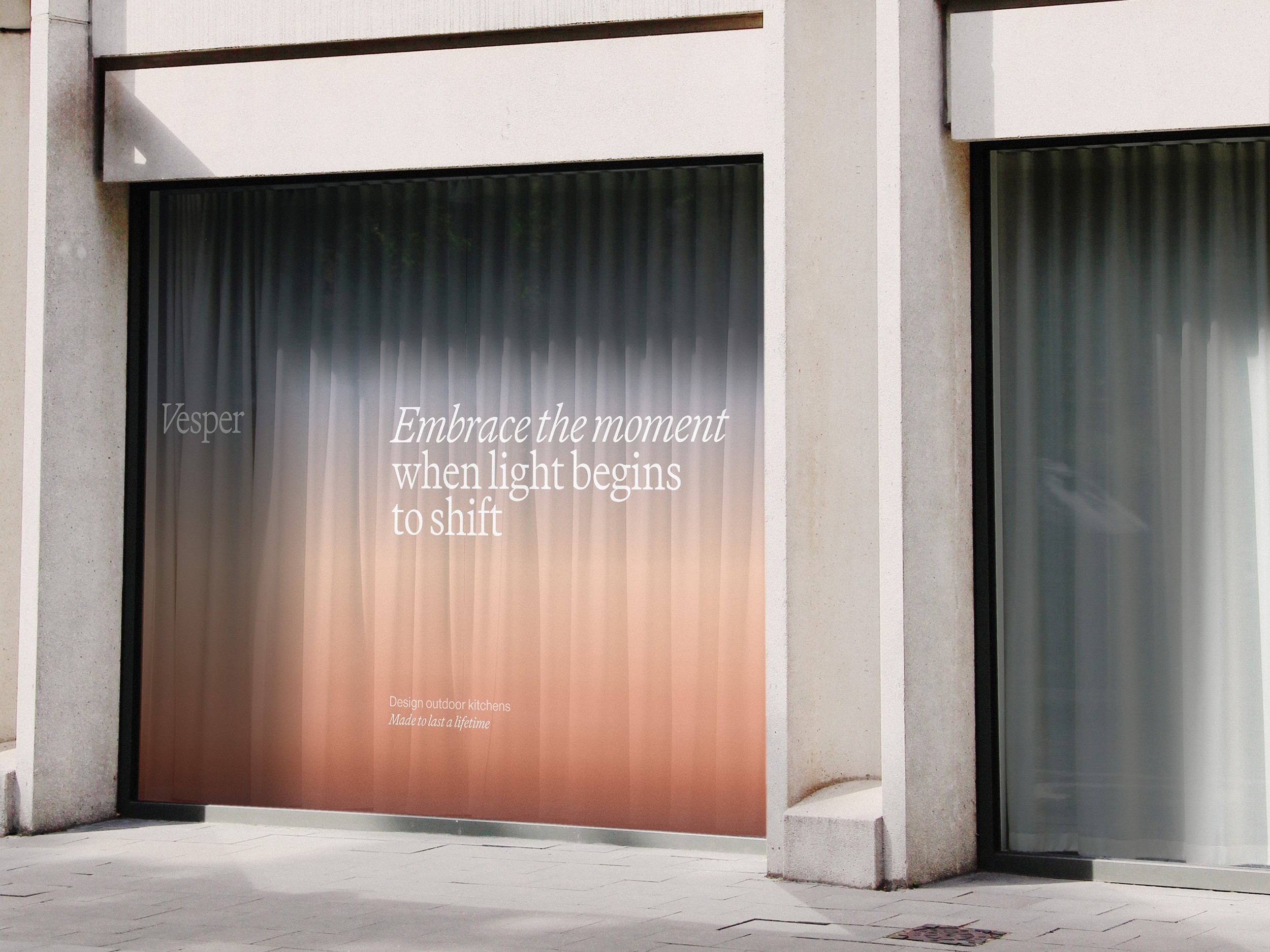 Winkelraam met gradiëntachtergrond en tekst: "Embrace the moment when light begins to shift. Design outdoor kitchens. Made to last a lifetime."