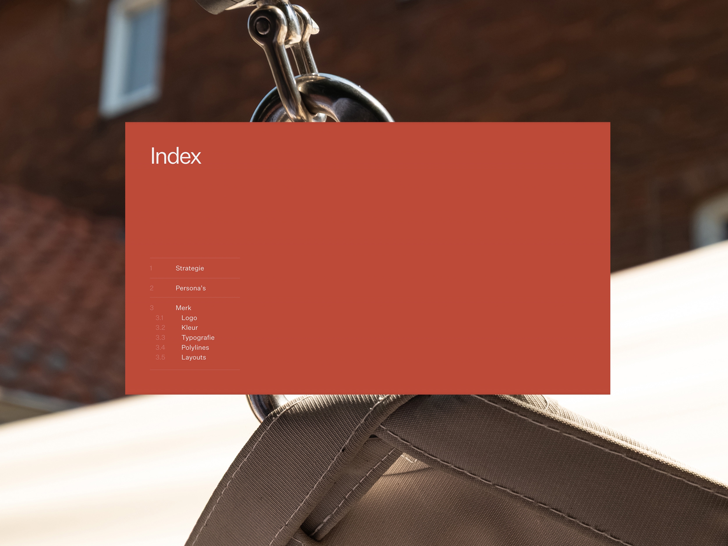 Mobuline website-index in terracotta over een detailfoto van schaduwdoekbeslag.