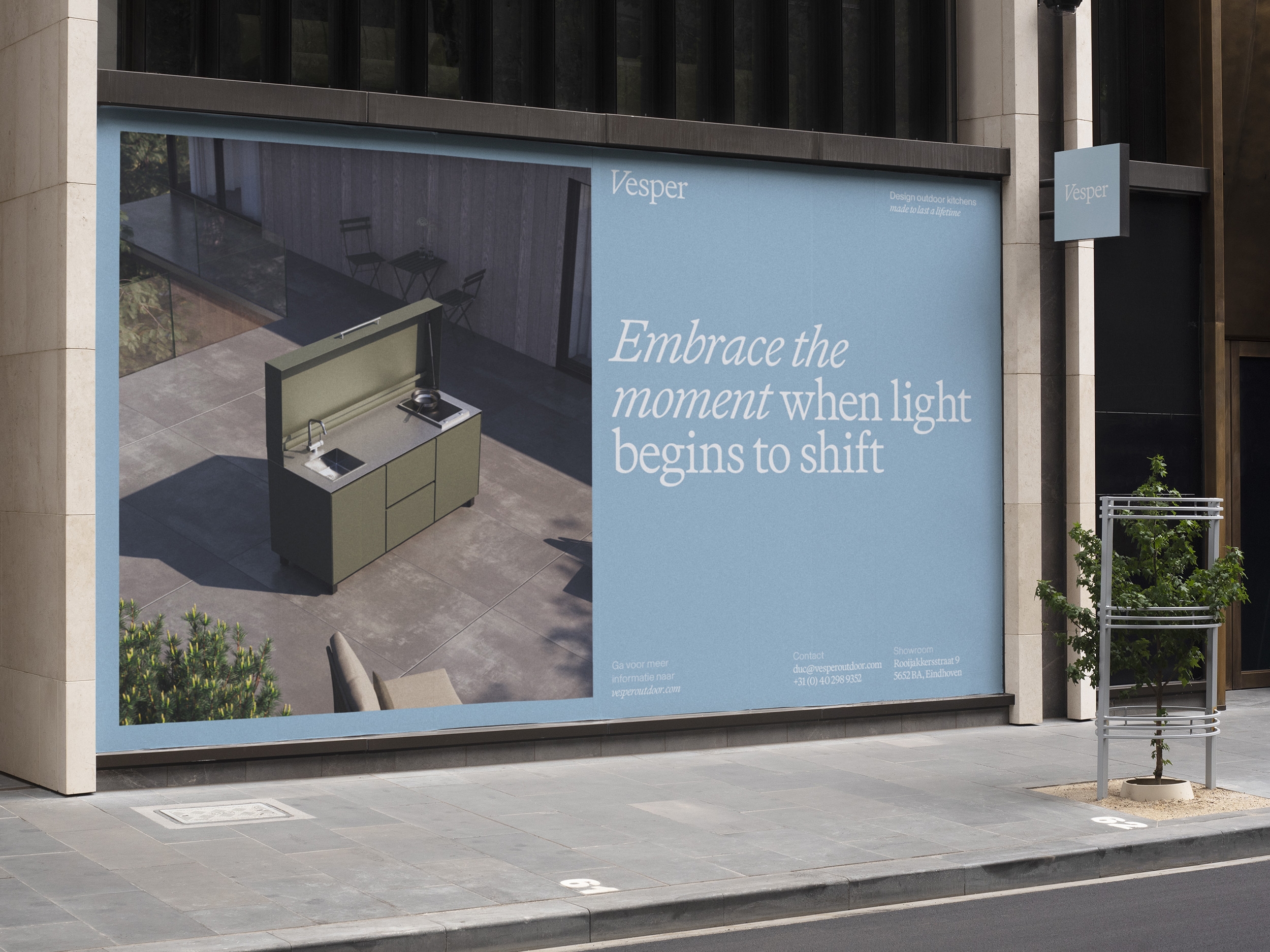 Buitenreclame van Vesper met de tekst "Embrace the moment when light begins to shift" en een afbeelding van een buitenkeuken.