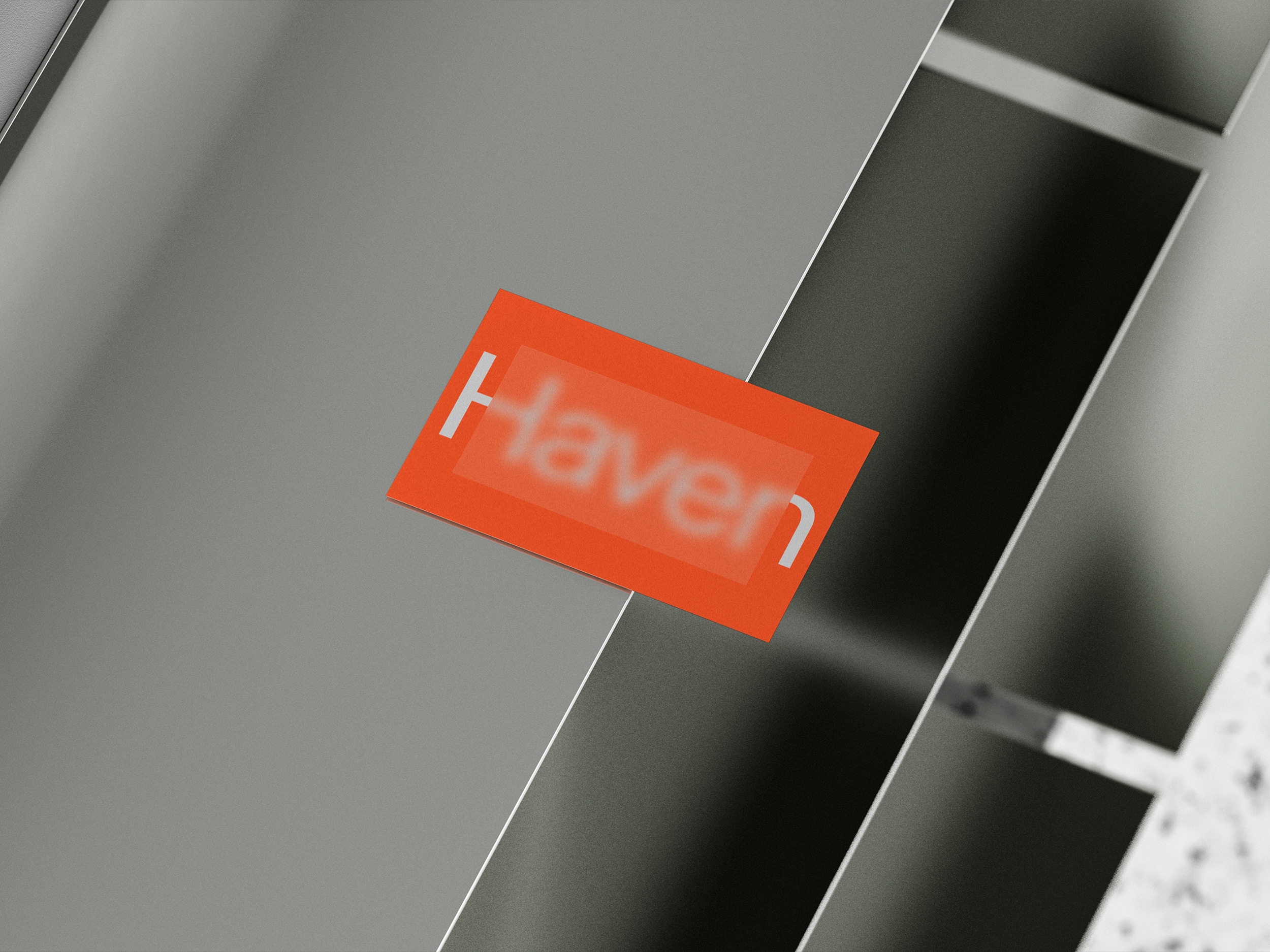 Oranje sticker met het Haven-logo op een reflecterend metalen oppervlak